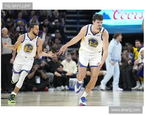 波姐领悟库里传球真谛让篮球在队友情感与信任中自由流转